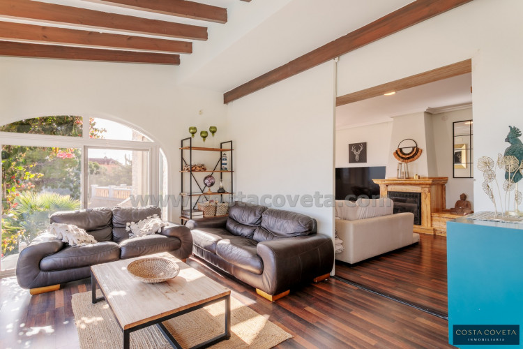 Magnificent detached villa with idyllic sea views