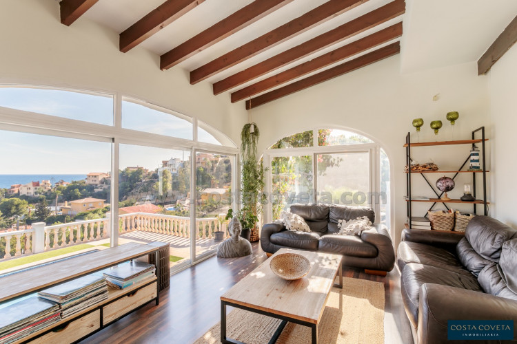 Magnificent detached villa with idyllic sea views