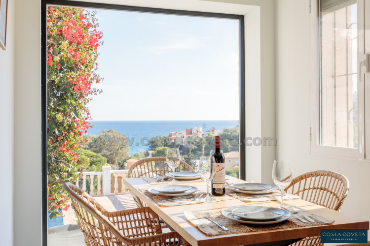 Magnificent detached villa with idyllic sea views