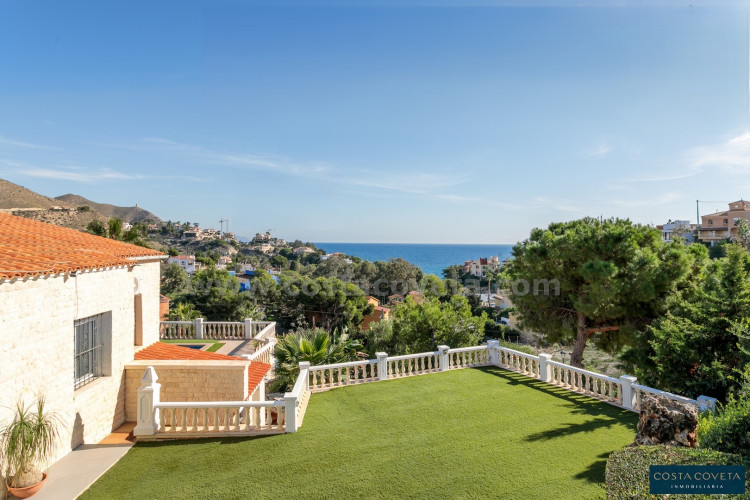 Magnificent detached villa with idyllic sea views