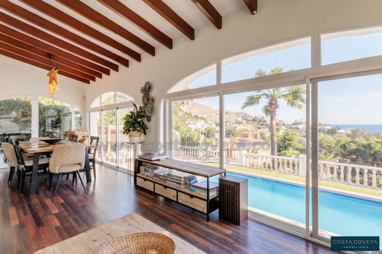 Magnificent detached villa with idyllic sea views