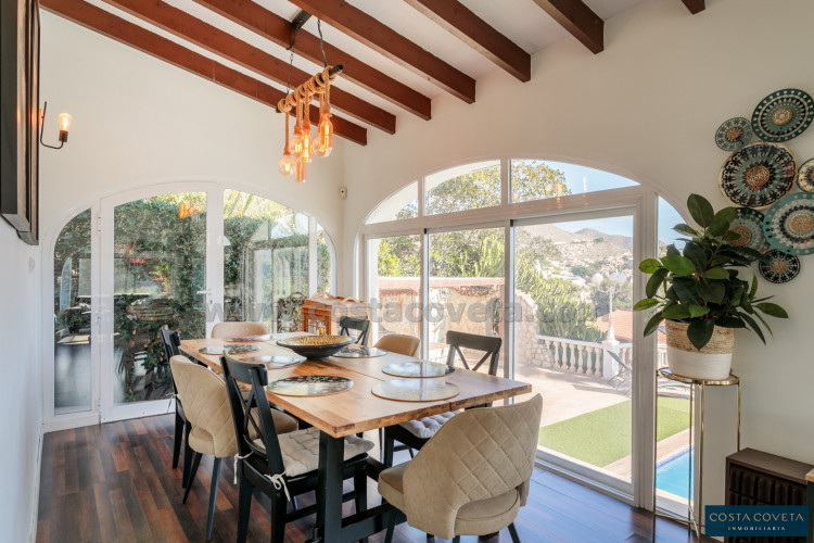 Magnificent detached villa with idyllic sea views