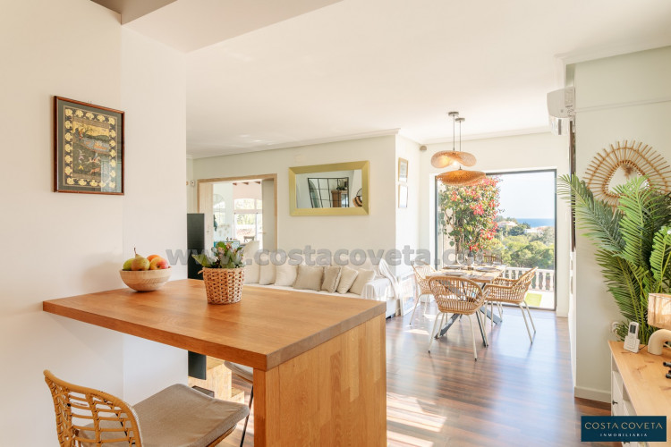 Magnificent detached villa with idyllic sea views