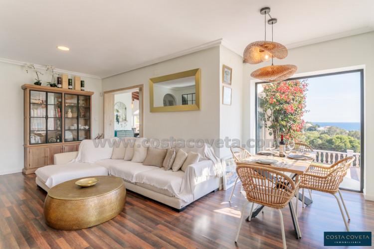 Magnificent detached villa with idyllic sea views