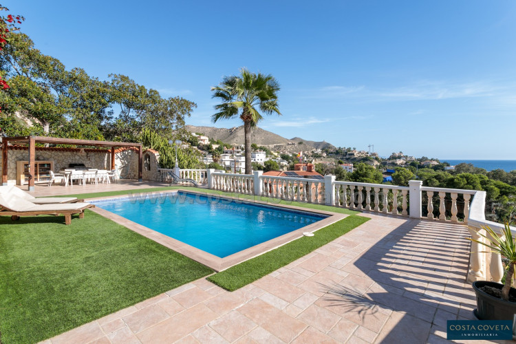 Magnificent detached villa with idyllic sea views