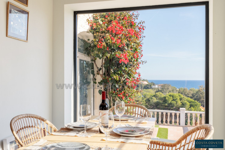 Magnificent detached villa with idyllic sea views