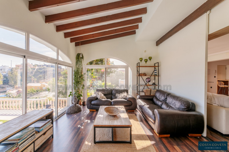 Magnificent detached villa with idyllic sea views