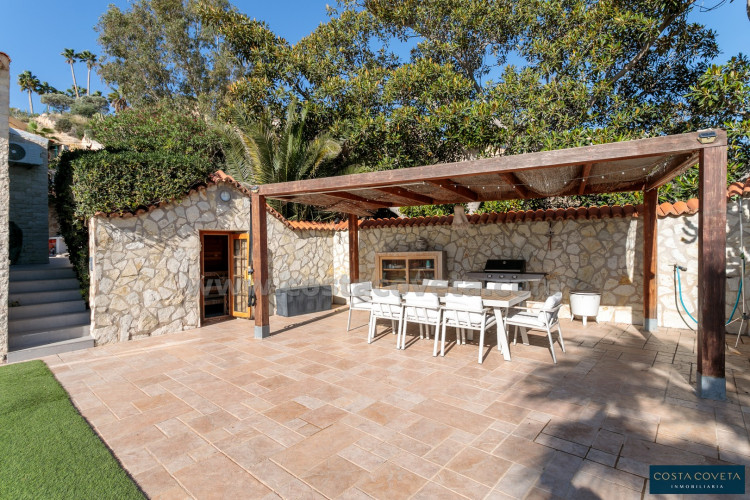 Magnificent detached villa with idyllic sea views