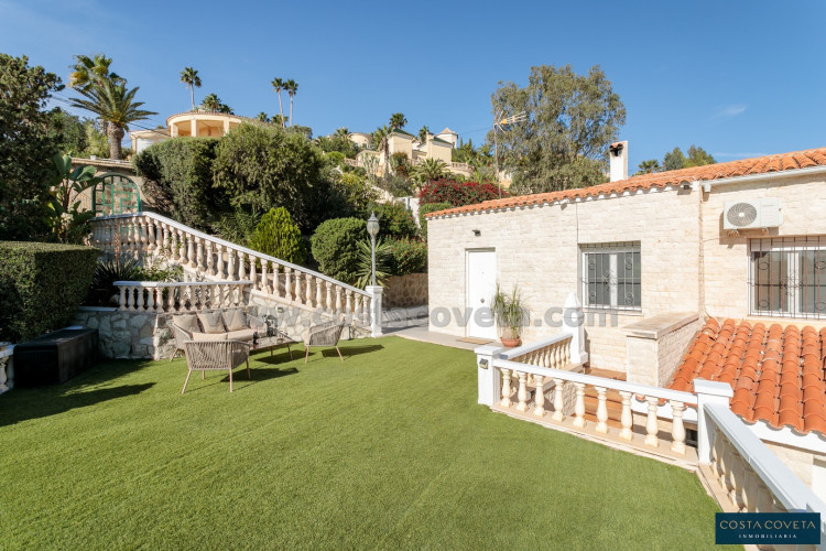 Magnificent detached villa with idyllic sea views