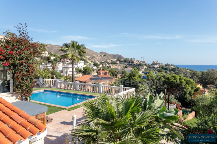 Magnificent detached villa with idyllic sea views