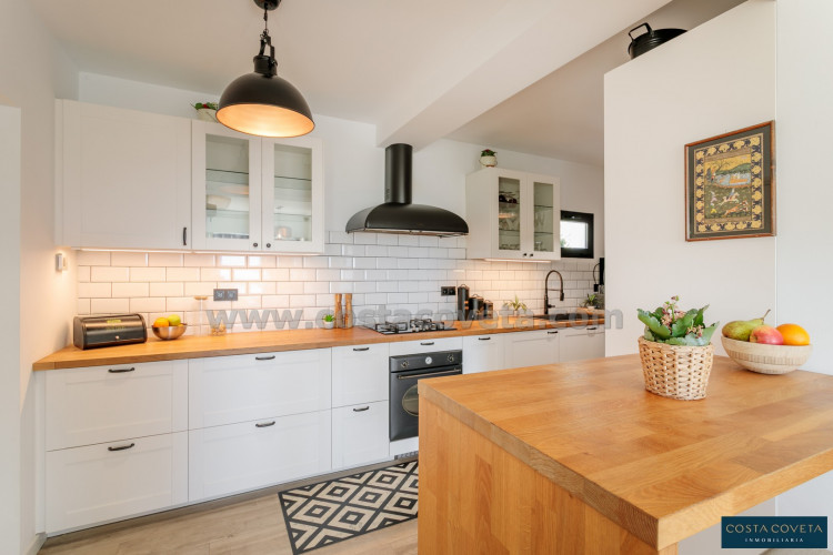 Magnificent detached villa with idyllic sea views