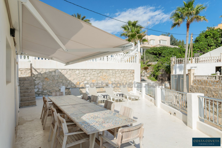 Fantastic beachfront house in Coveta Fumá, El campello.