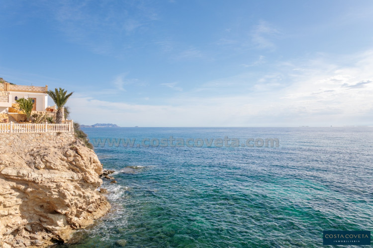 Fantastic beachfront house in Coveta Fumá, El campello.
