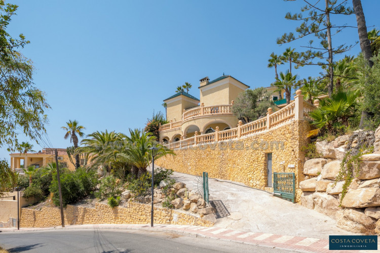 Spectacular Mediterranean villa surrounded by sea views