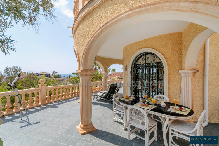Spectacular Mediterranean villa surrounded by sea views