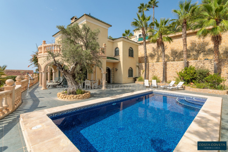 Spectacular Mediterranean villa surrounded by sea views