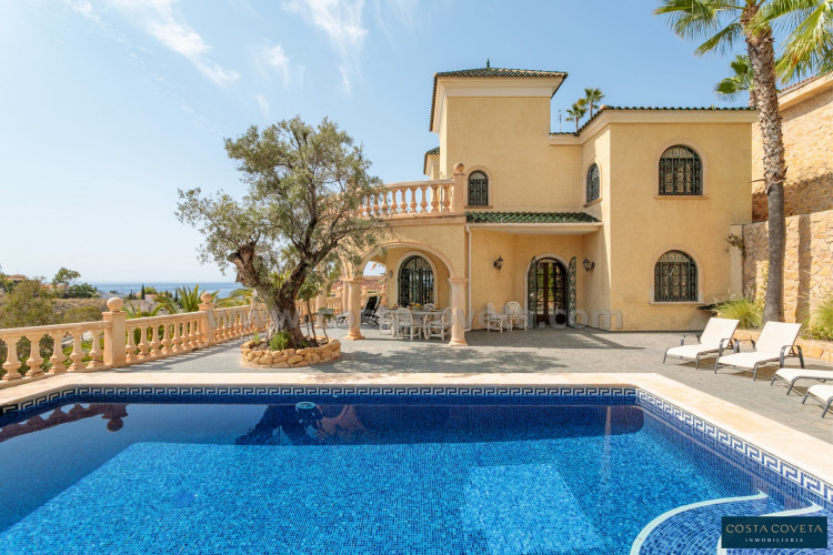 Spectacular Mediterranean villa surrounded by sea views