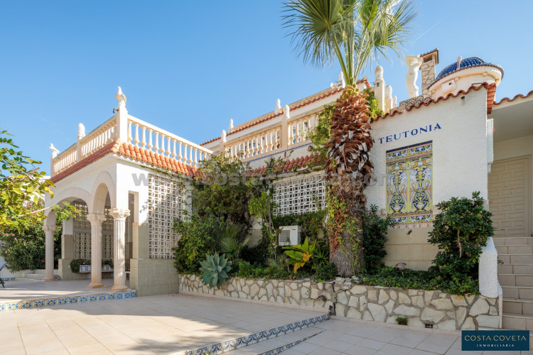 Exclusive Seafront Property – A Mediterranean Dream House