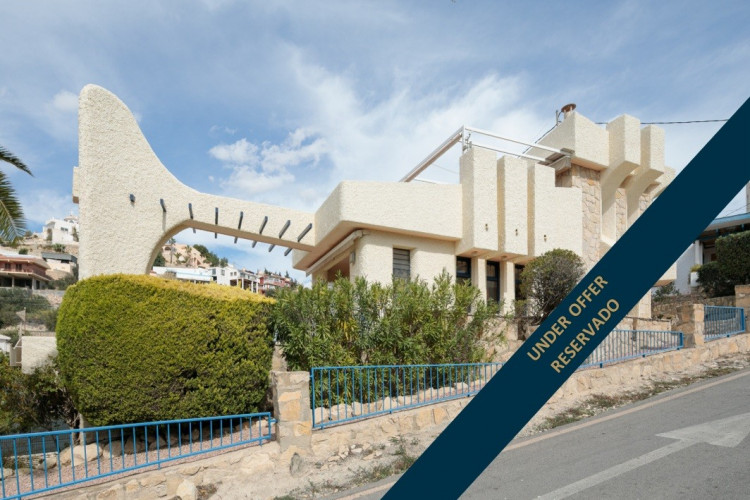 El Campello, Fantastic villa with unique architectural design near the sea.