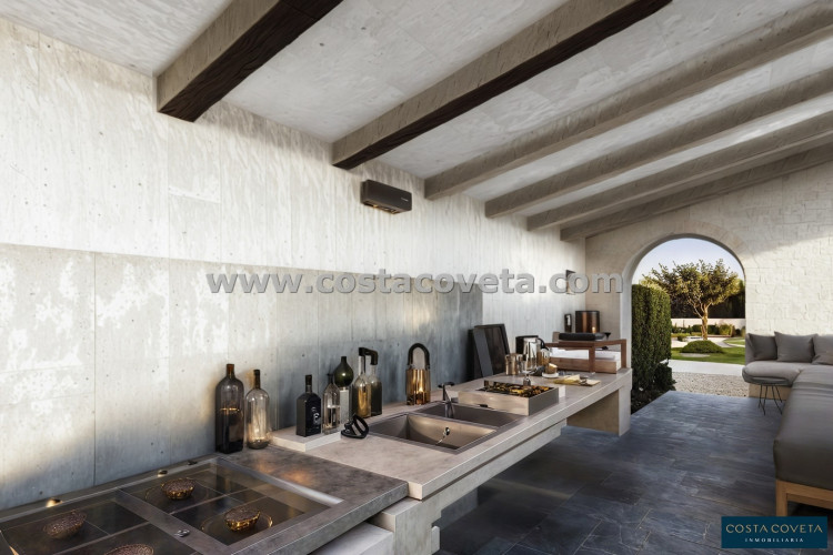 Detached villa with great potential after renovation.
