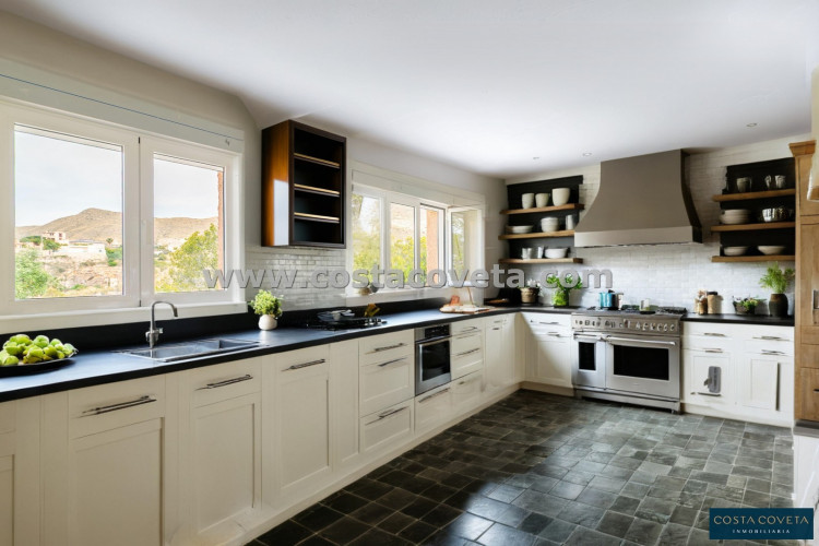 Detached villa with great potential after renovation.
