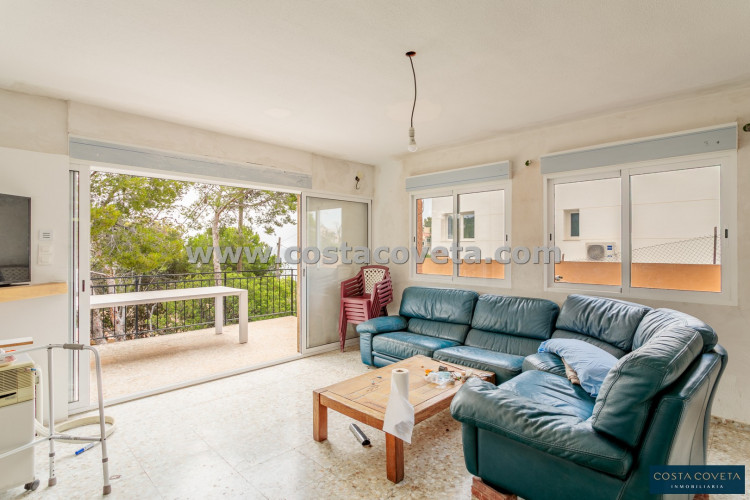 Detached villa with great potential after renovation.