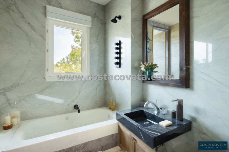 Detached villa with great potential after renovation.