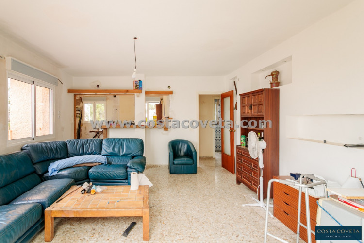 Detached villa with great potential after renovation.