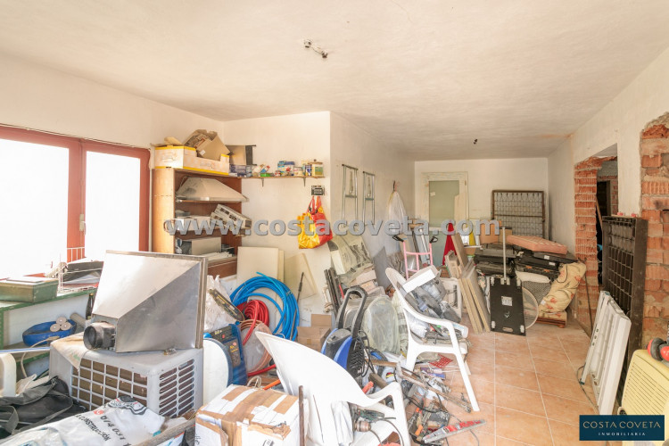 Detached villa with great potential after renovation.