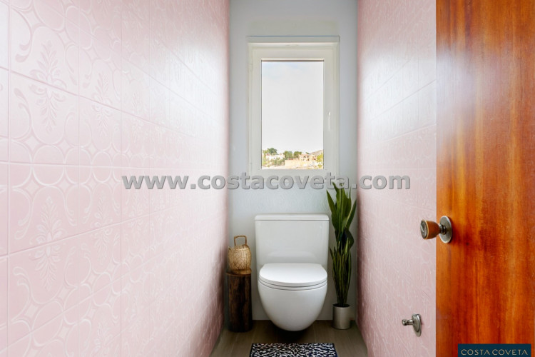 Detached villa with great potential after renovation.