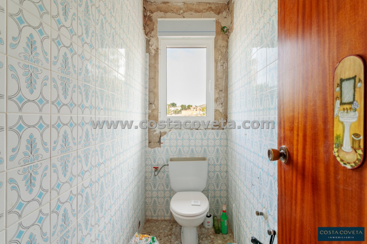 Detached villa with great potential after renovation.