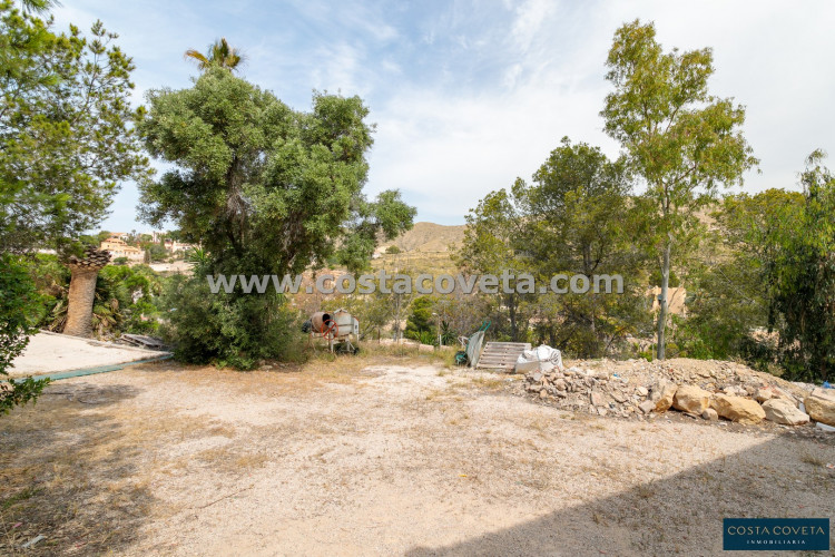 Detached villa with great potential after renovation.