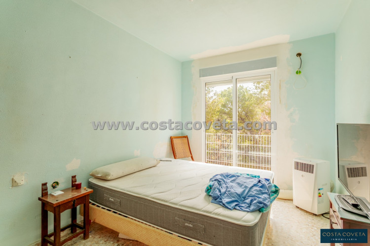Detached villa with great potential after renovation.