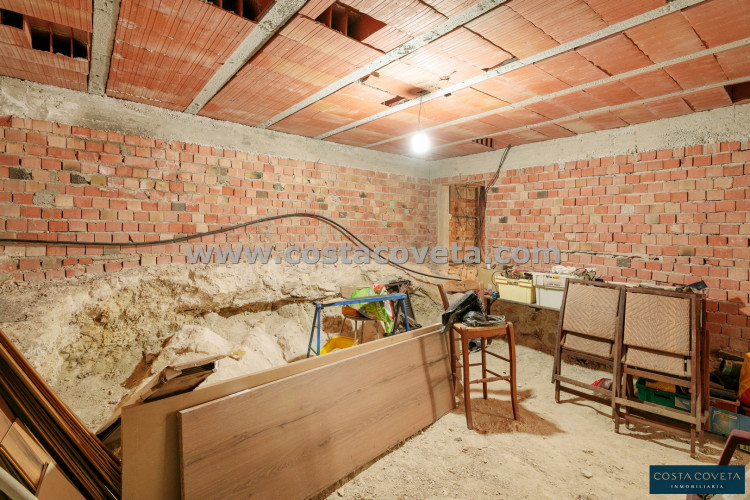 Detached villa with great potential after renovation.
