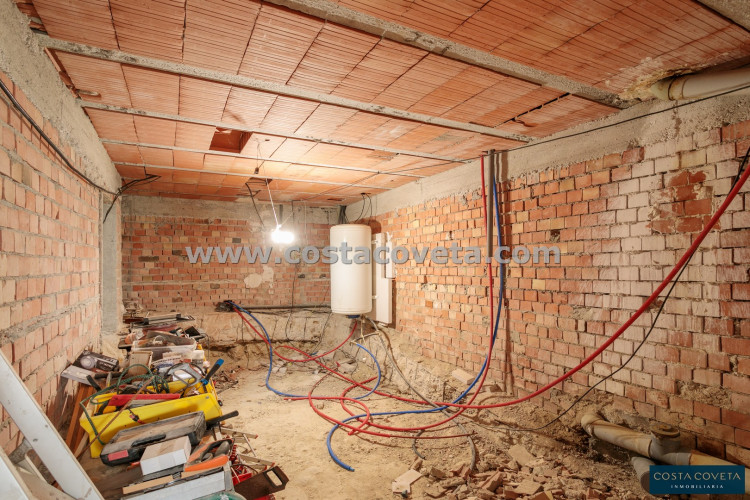 Detached villa with great potential after renovation.