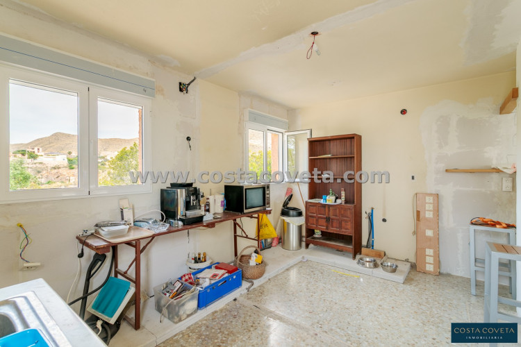 Detached villa with great potential after renovation.