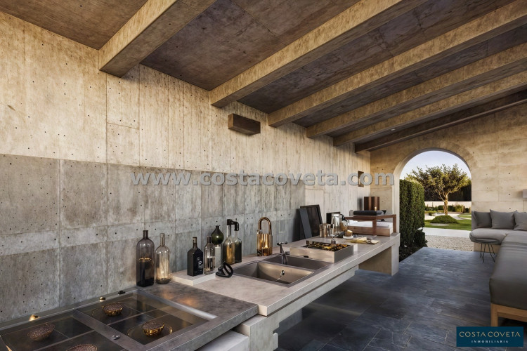 Detached villa with great potential after renovation.