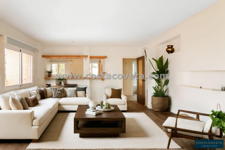 Detached villa with great potential after renovation.