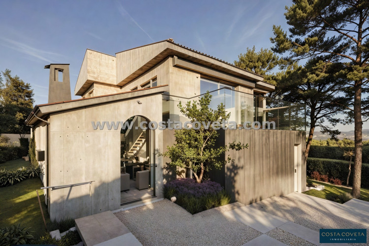 Detached villa with great potential after renovation.