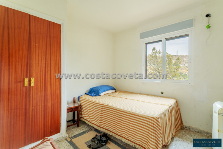 Detached villa with great potential after renovation.