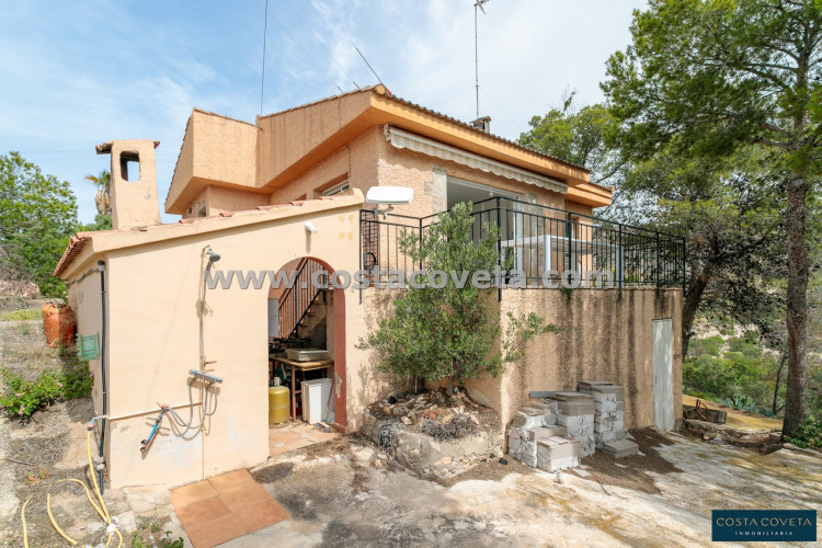 Detached villa with great potential after renovation.