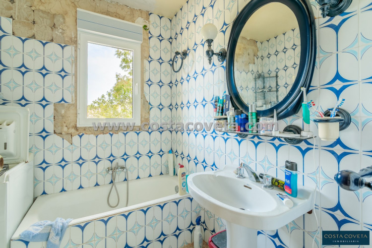 Detached villa with great potential after renovation.