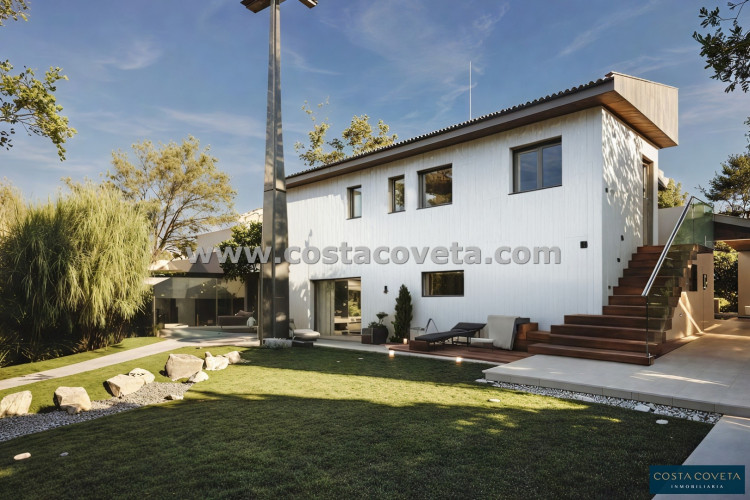 Detached villa with great potential after renovation.