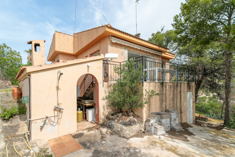 Chalet independiente con 900 m² de parcela y vistas al mar para reformar