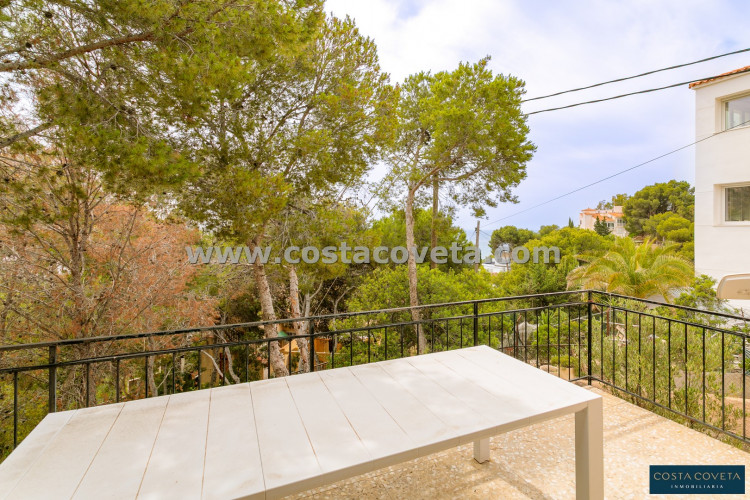 Detached villa with great potential after renovation.