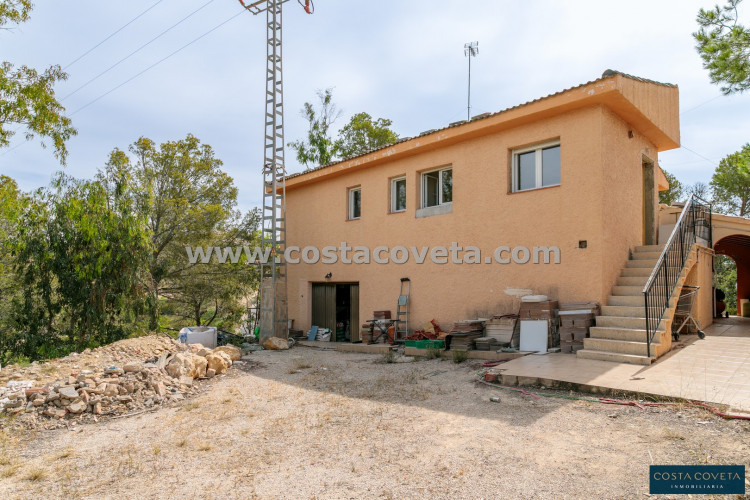 Detached villa with great potential after renovation.