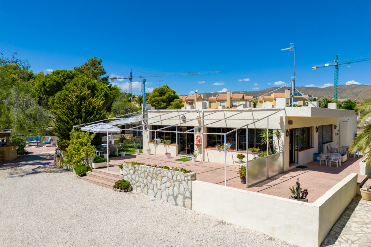 El Campello, For Sale Bar-Restaurant with, Mini Golf, and Residential accommodation