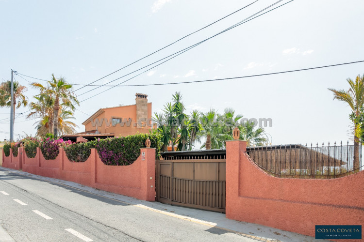 Spectacular detached villa with panoramic sea views