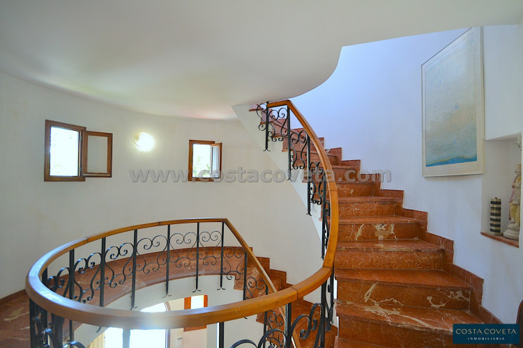 Elegant and charming villa ready to be transformed into a beautiful dream home