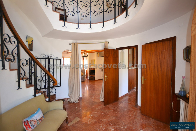 Elegant and charming villa ready to be transformed into a beautiful dream home